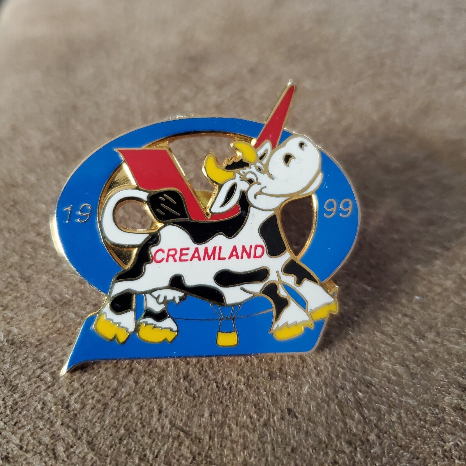 1999 Creamland Cow Pin 1 Of 2,500